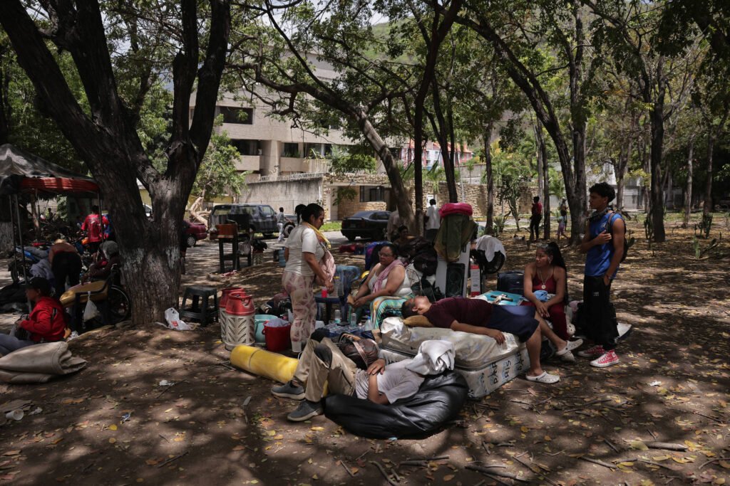 Venezuelanos se abrigam em praças após terremotos no país -