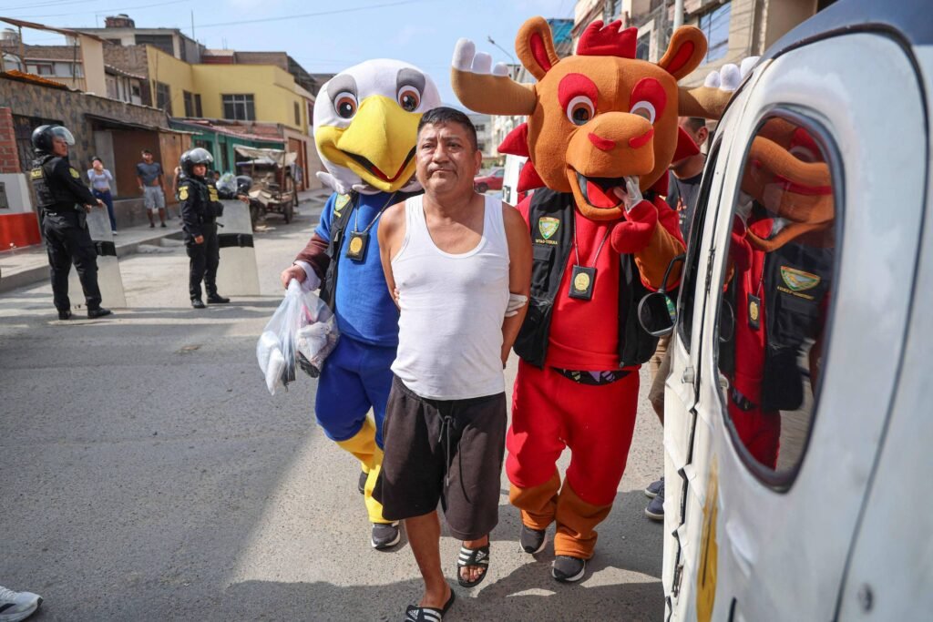 Vídeo: Policiais do Peru se fantasiam de mascotes da Copa
