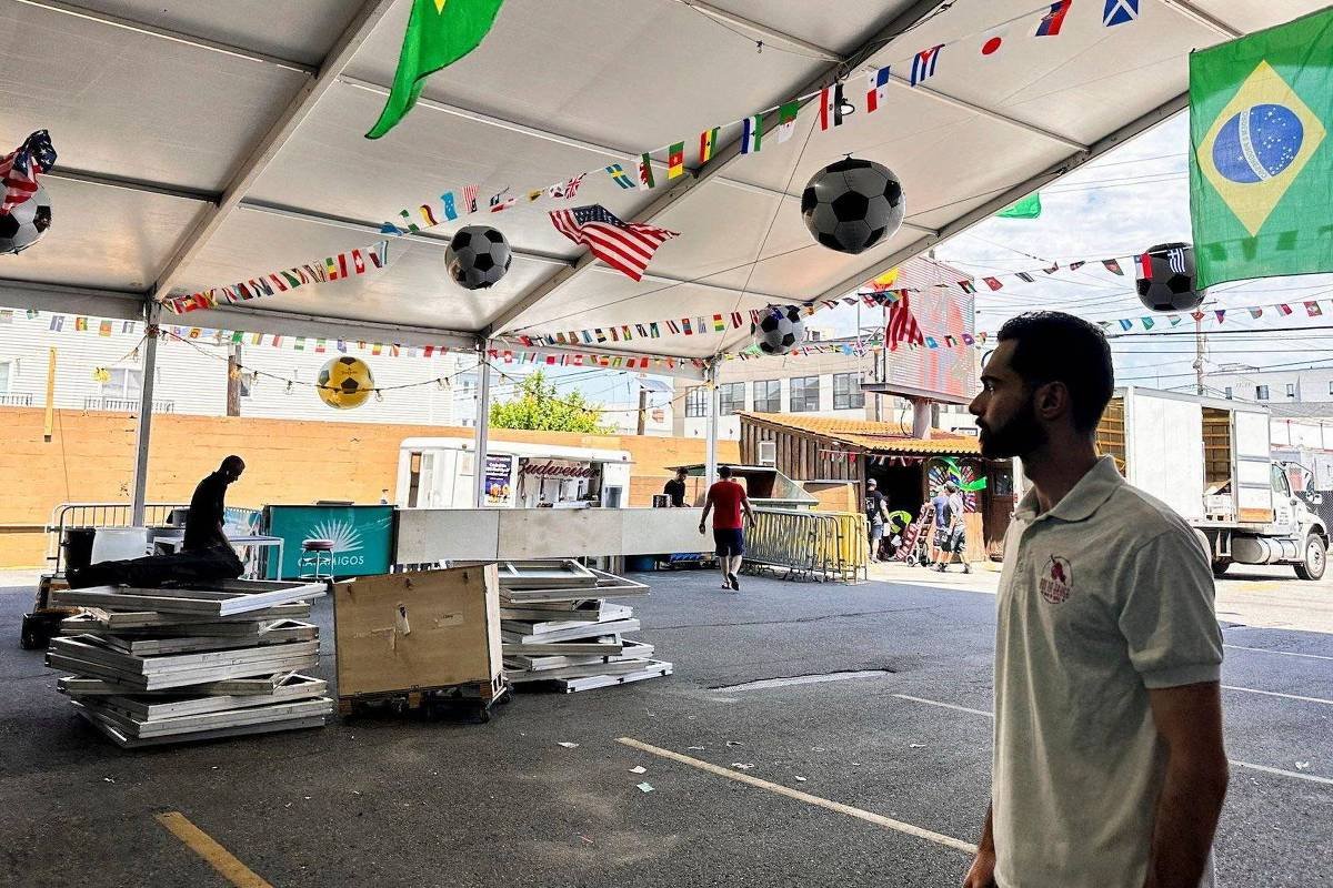Bairro 'brasileiro' 'respira' na Copa após cerco de Trump -