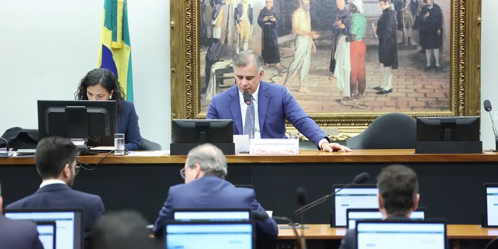 CCJ da Câmara aprova fim da aposentadoria como punição para