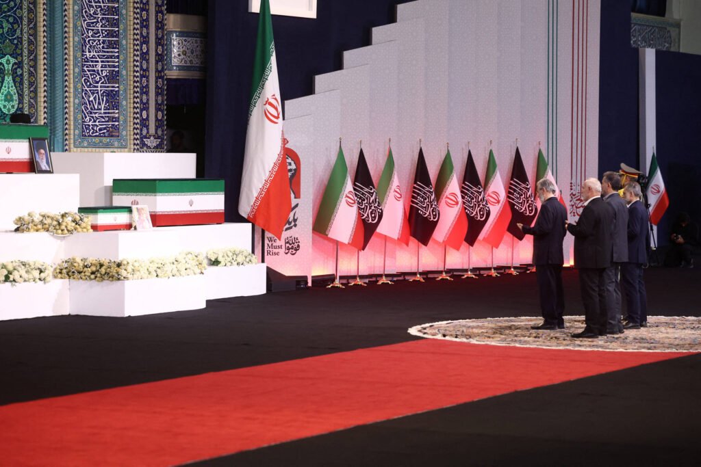 Caixão de Khamenei é velado no Irã com presença de
