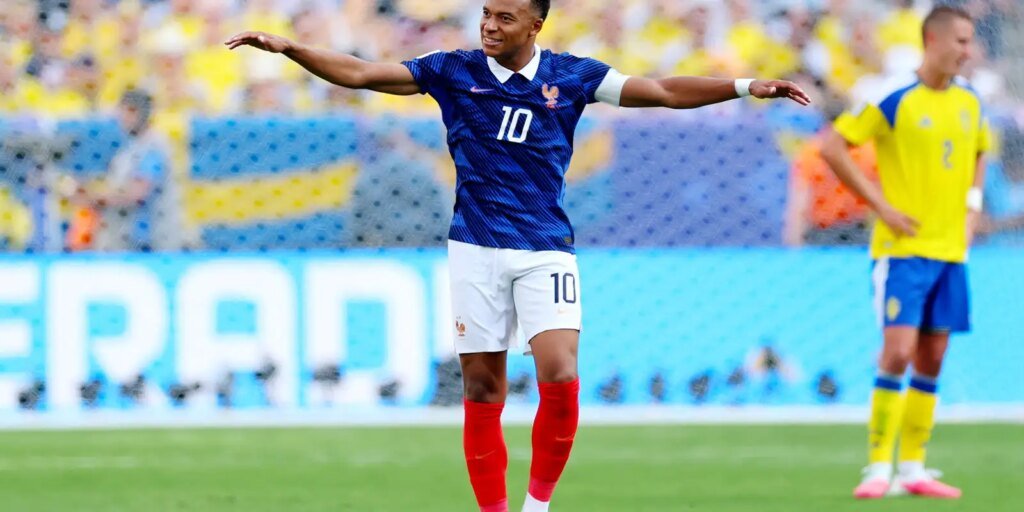 Com dois gols de Mbappé, França despacha Suécia e avança