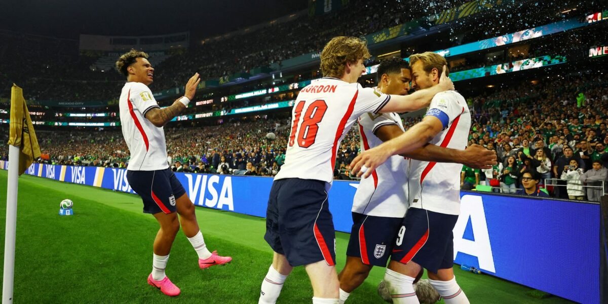 Com um a menos, Inglaterra derruba México no Azteca e