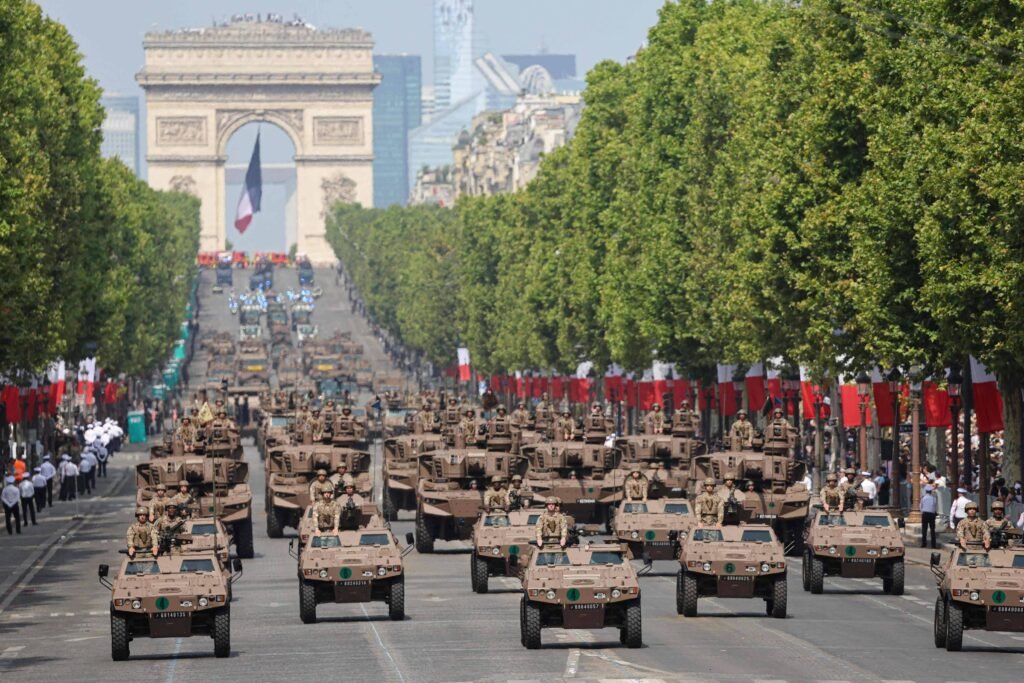 Desfile militar em Paris marca rearmamento europeu - 16/07/2026 -