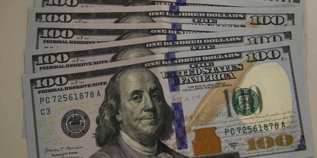Dólar cai a R$ 5,13, e bolsa recua em dia