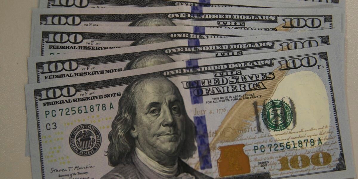 Dólar cai a R$ 5,13, e bolsa recua em dia