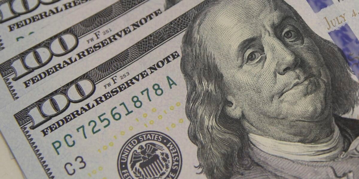 Dólar cai ao menor nível em quase dois meses, com