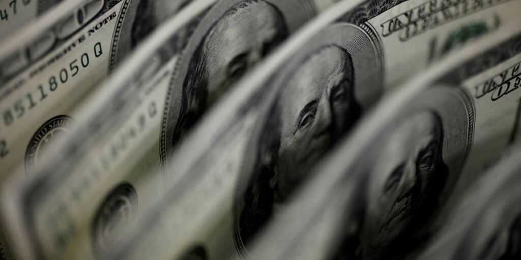 Dólar sobe para R$ 5,11, e bolsa fica estável, apesar