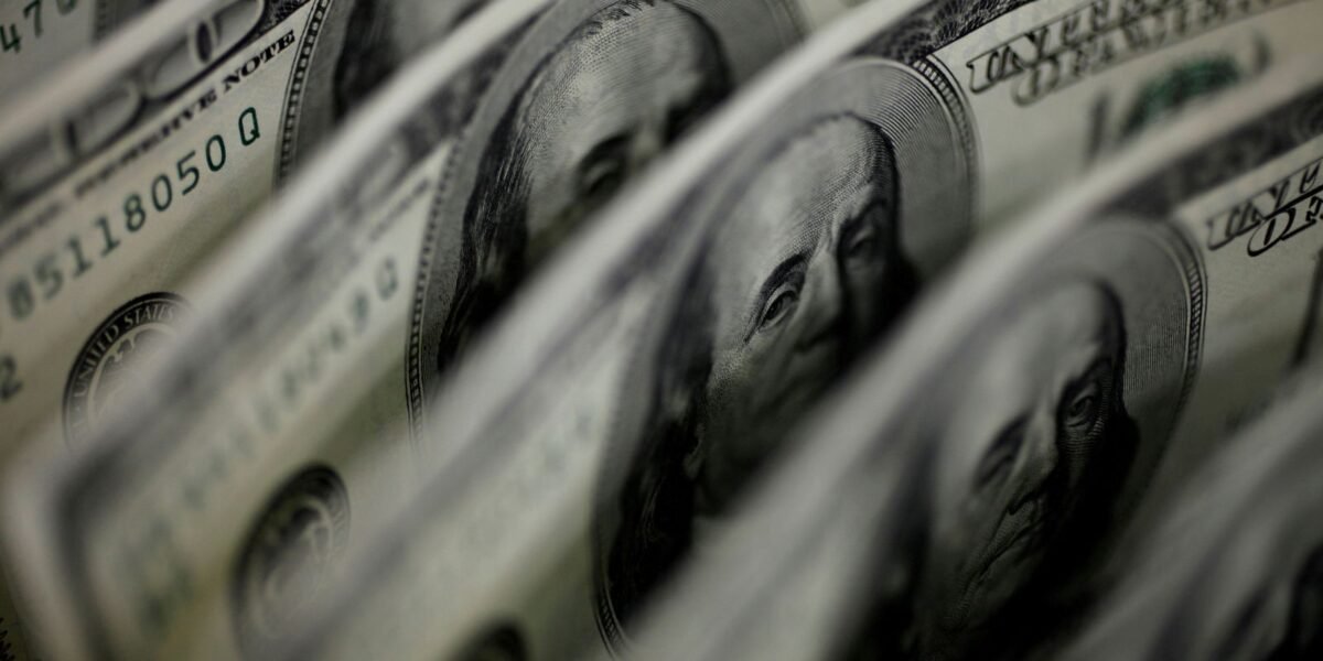 Dólar sobe para R$ 5,11, e bolsa fica estável, apesar