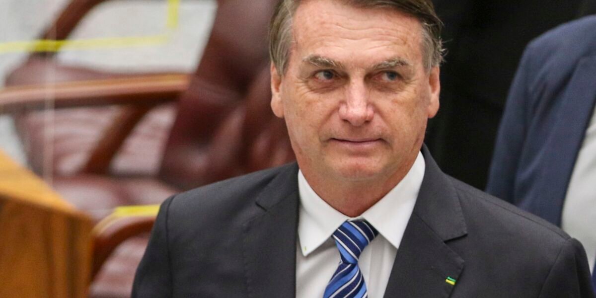 Exército entrega armas de Bolsonaro à PF e informa falta