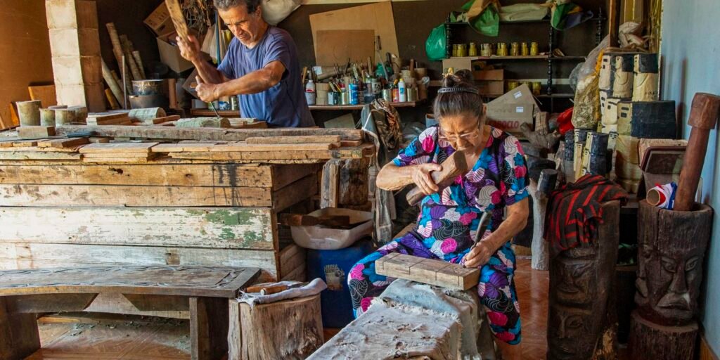 Família da escultora Conceição dos Bugres apresenta suas obras no