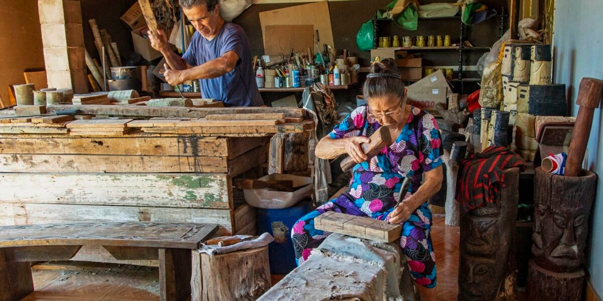 Família da escultora Conceição dos Bugres apresenta suas obras no
