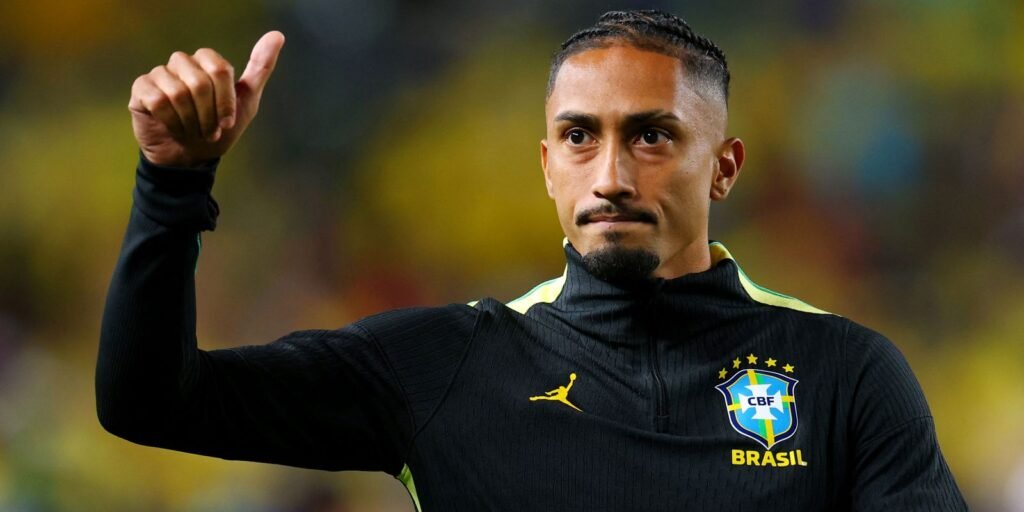 Festejado, Raphinha treina e se aproxima de retorno à Copa