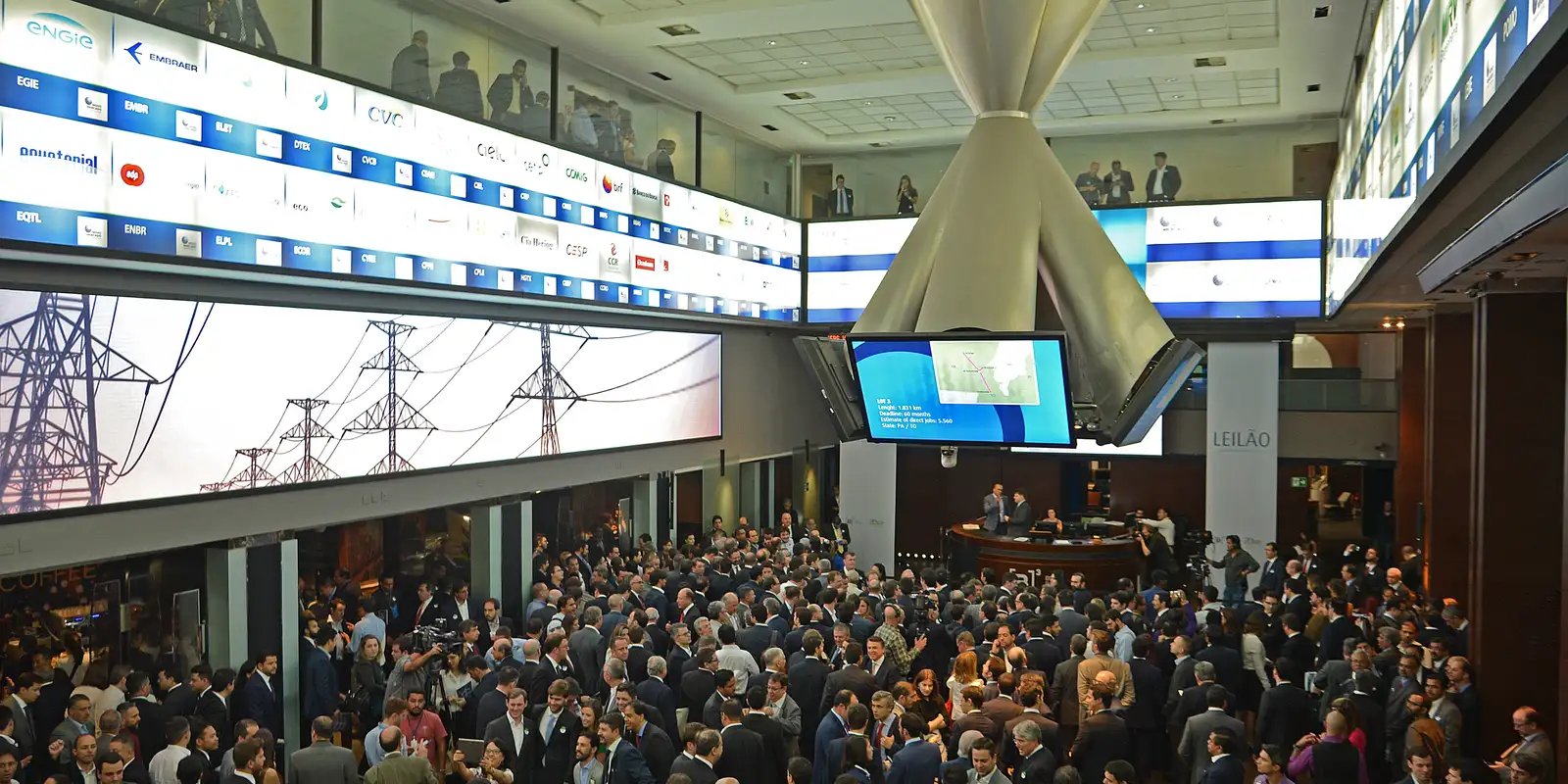 Ibovespa volta aos 174 mil pontos com aposta na Selic,