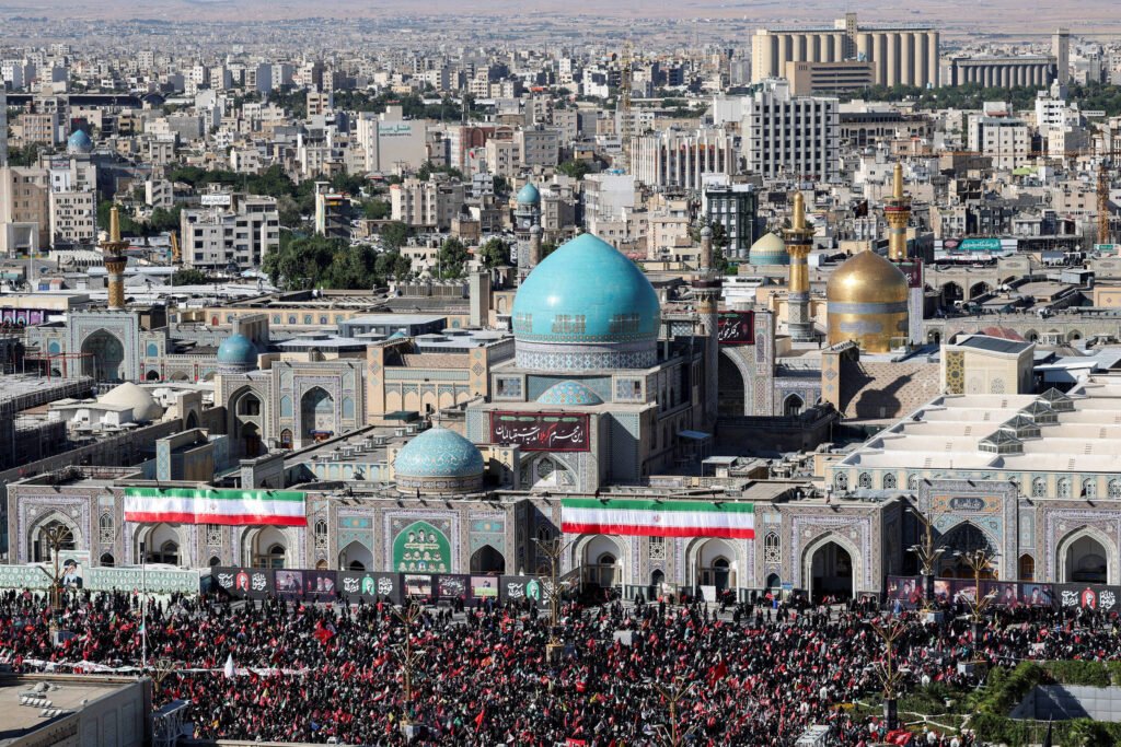 Irã enterra aiatolá Ali Khamenei após semana de cortejos -