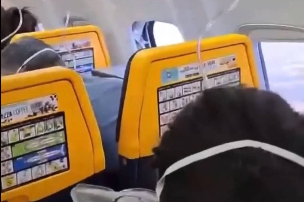 Janela se rompe em voo da Ryanair e passageiro é