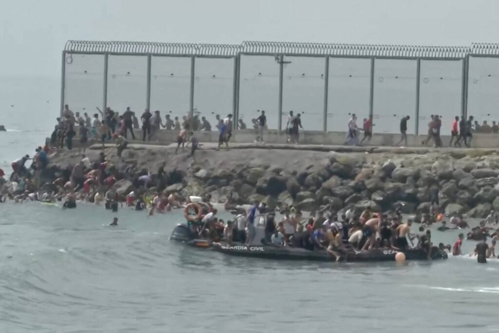 Migrantes rompem cerca e entram em cidade da Espanha; veja