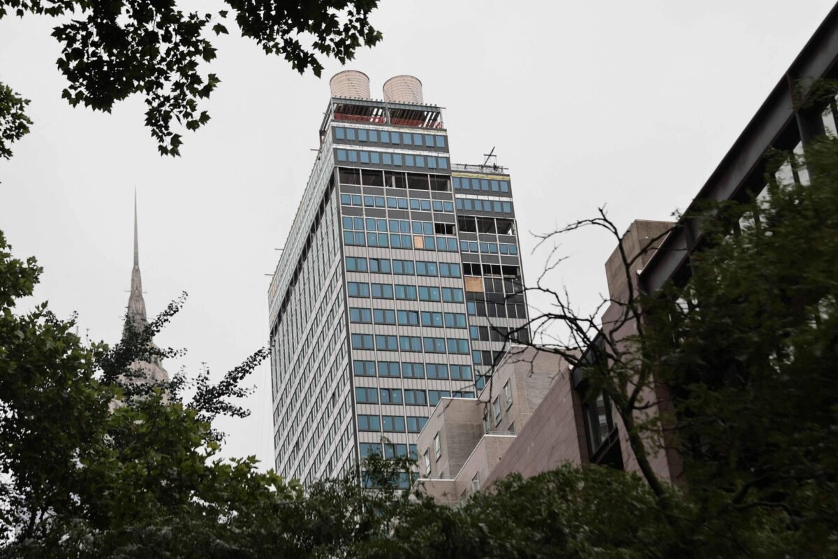 Nova York: Prédio em risco de queda expõe crise de
