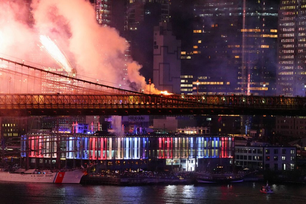 Ponte do Brooklyn pega fogo em show de fogos de