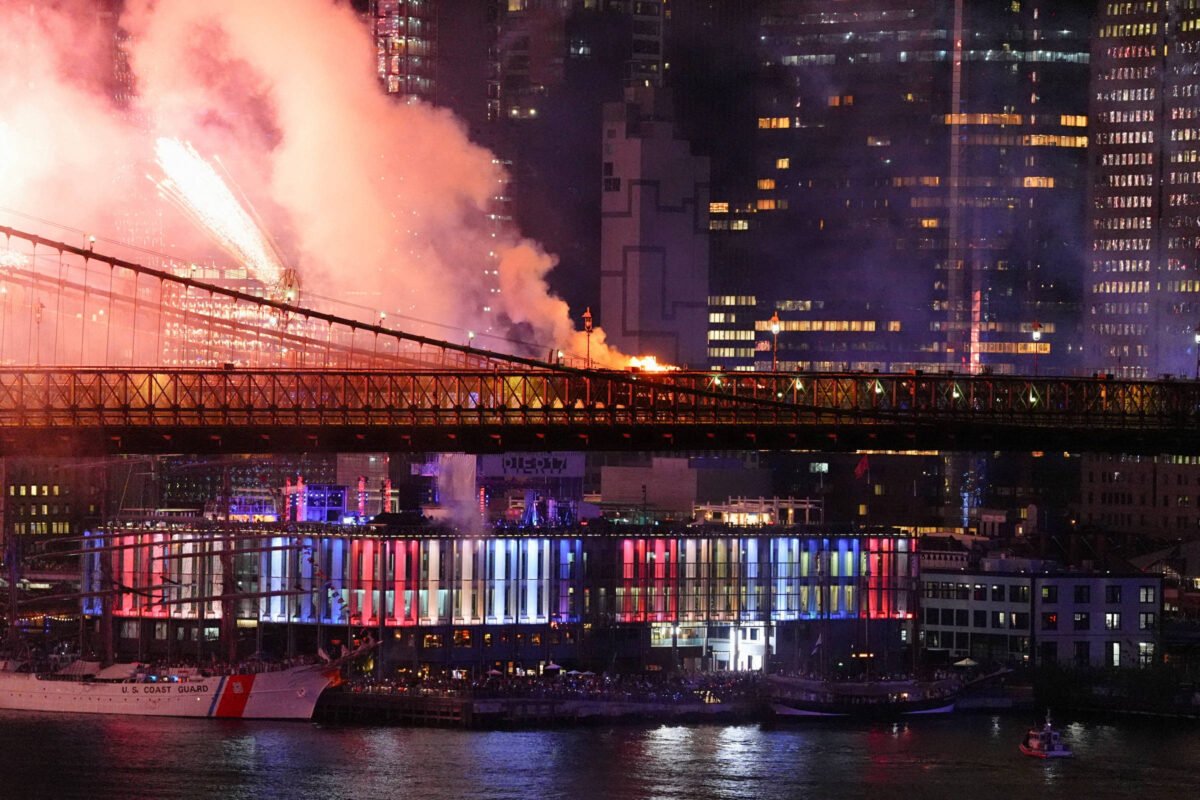 Ponte do Brooklyn pega fogo em show de fogos de