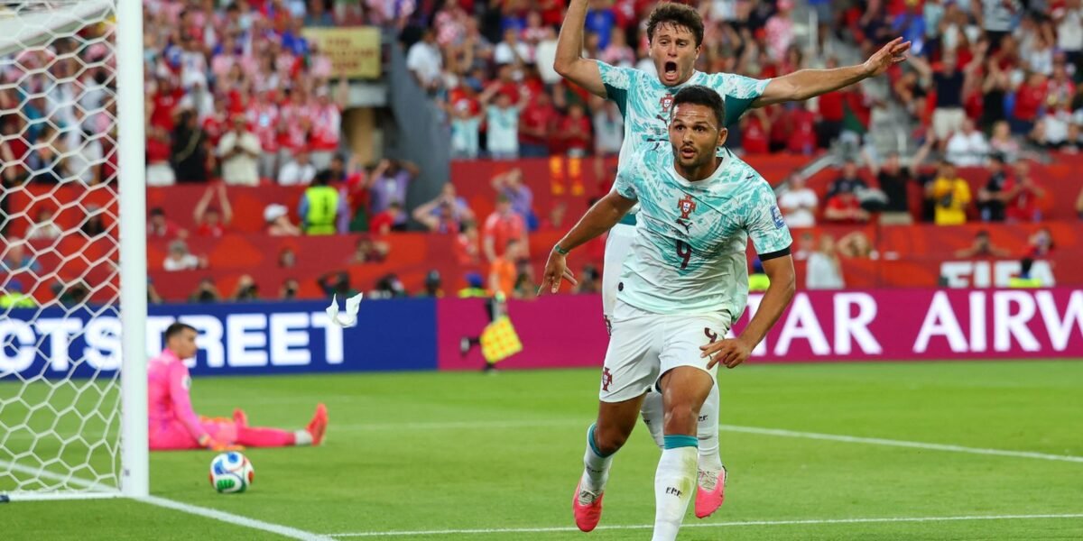 Portugal vira sobre Croácia e vai às oitavas com gols