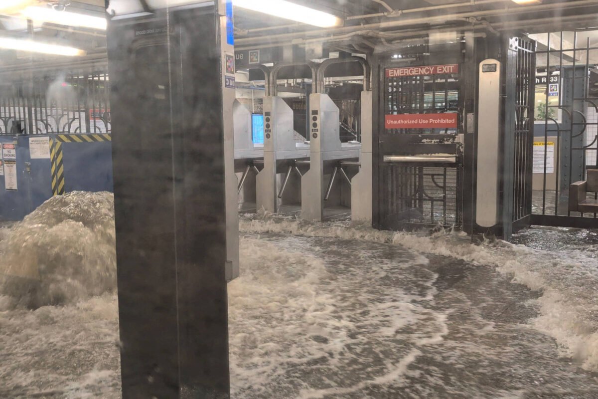 Tempestade provoca enchentes e ilha veículos em Nova York -