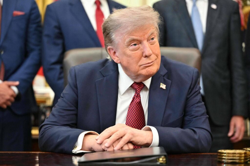 Trump ergue vínculo com apoiadores ao elogiar si próprio -