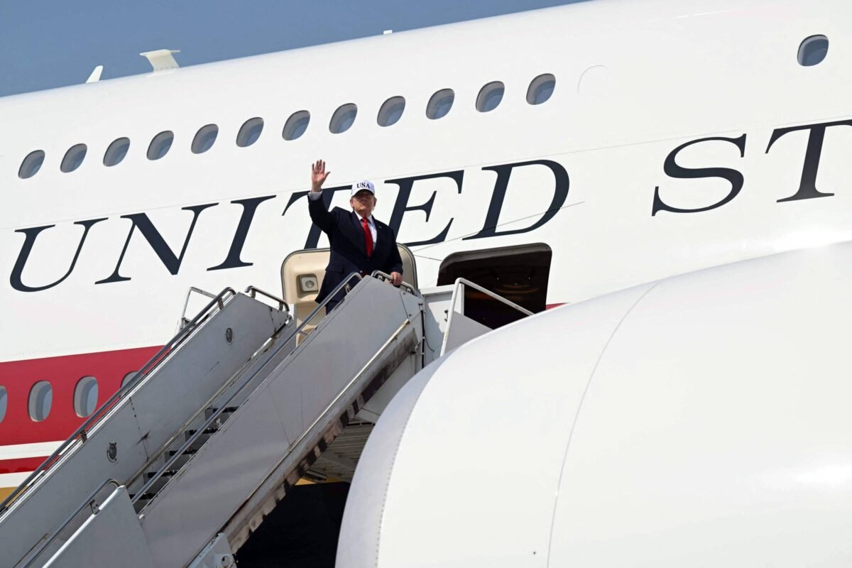 Trump faz 1ª viagem em avião que ganhou do Qatar