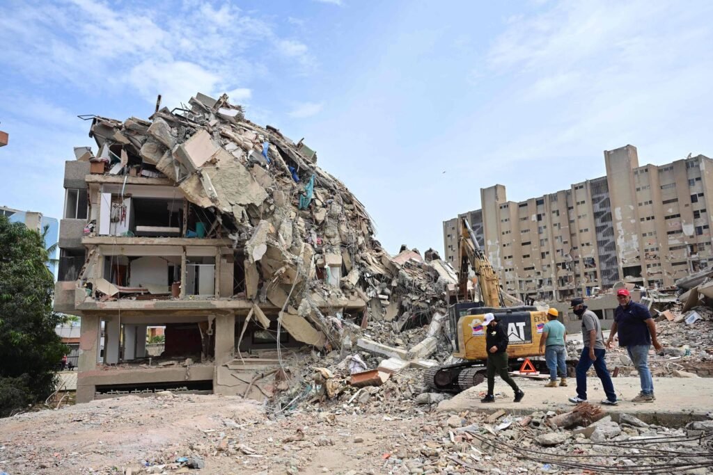 Venezuelanos ainda cavam duas semanas após terremotos - 10/07/2026 -