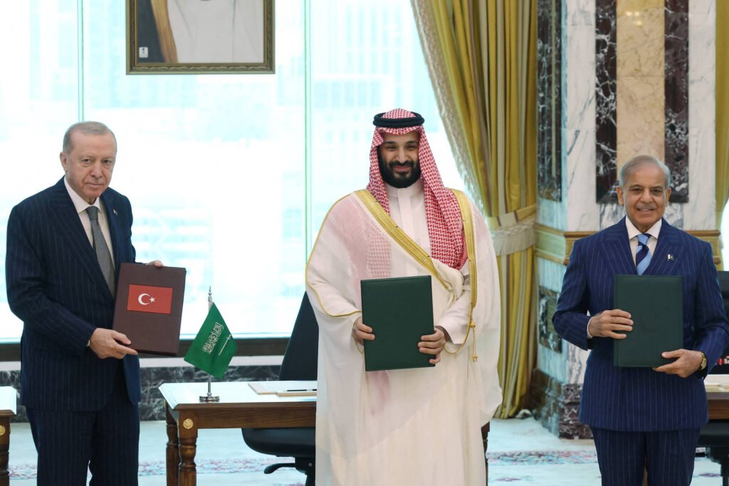Arábia Saudita, Turquia e Paquistão assinam pacto militar - 07/08/2026