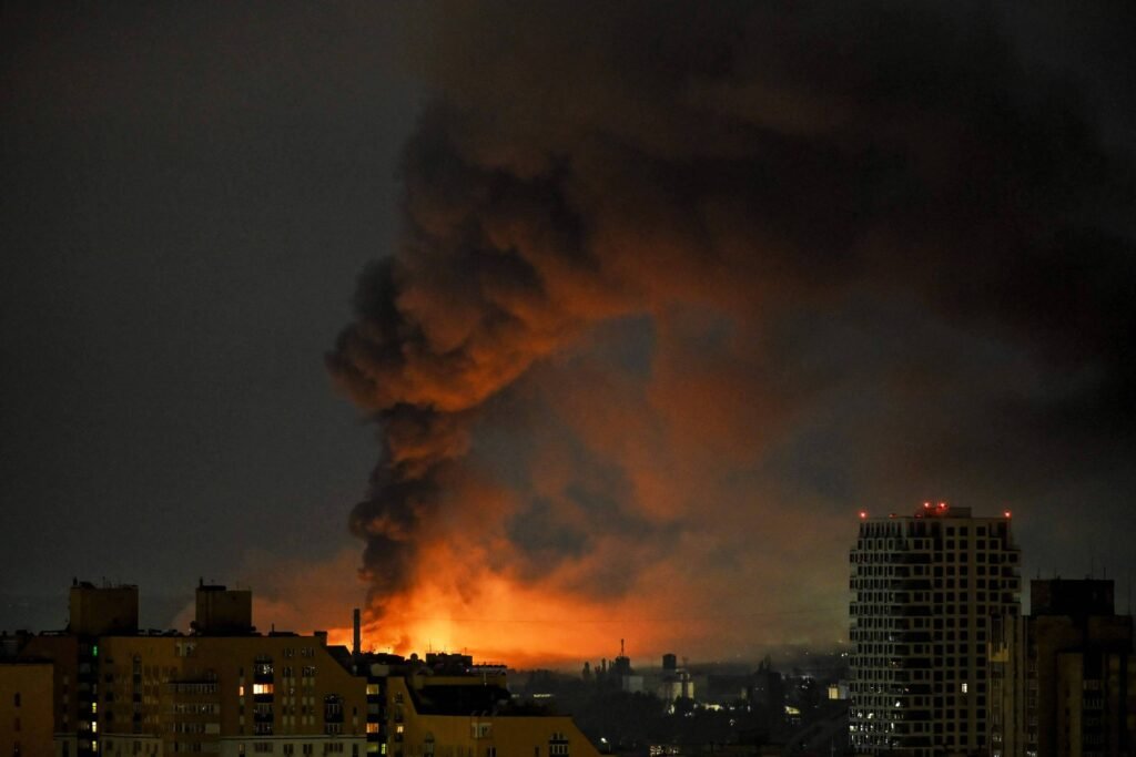 Ataque russo mata 10 em Kiev; Ucrânia afunda navio -