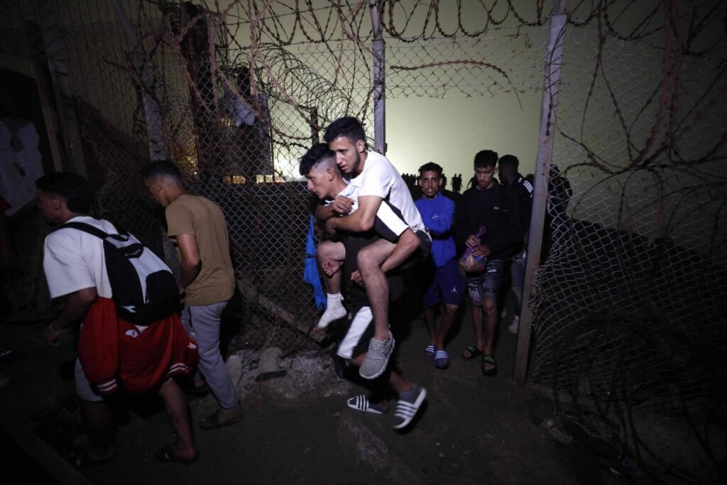 Ceuta: Migrantes retornam ao Marrocos após hostilidade - 01/08/2026 -