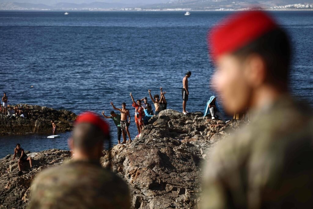 Crise migratória desafia imagem de premiê da Espanha - 04/08/2026