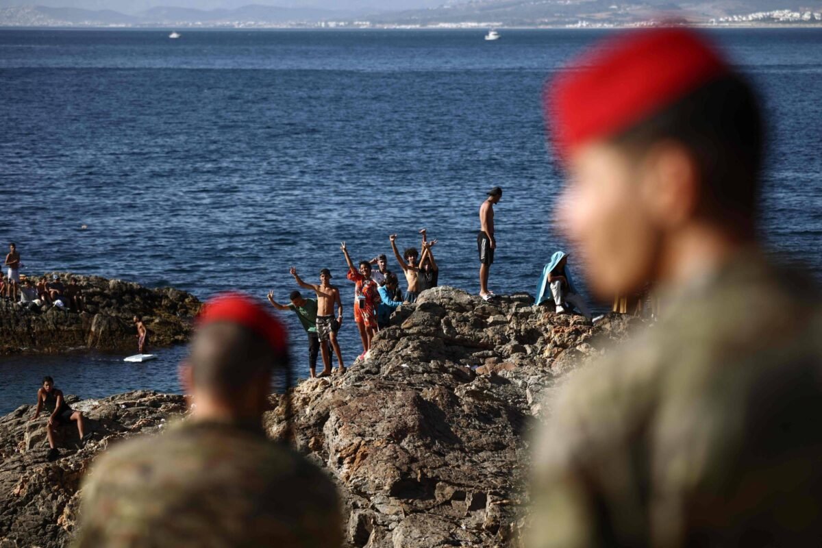 Crise migratória desafia imagem de premiê da Espanha - 04/08/2026