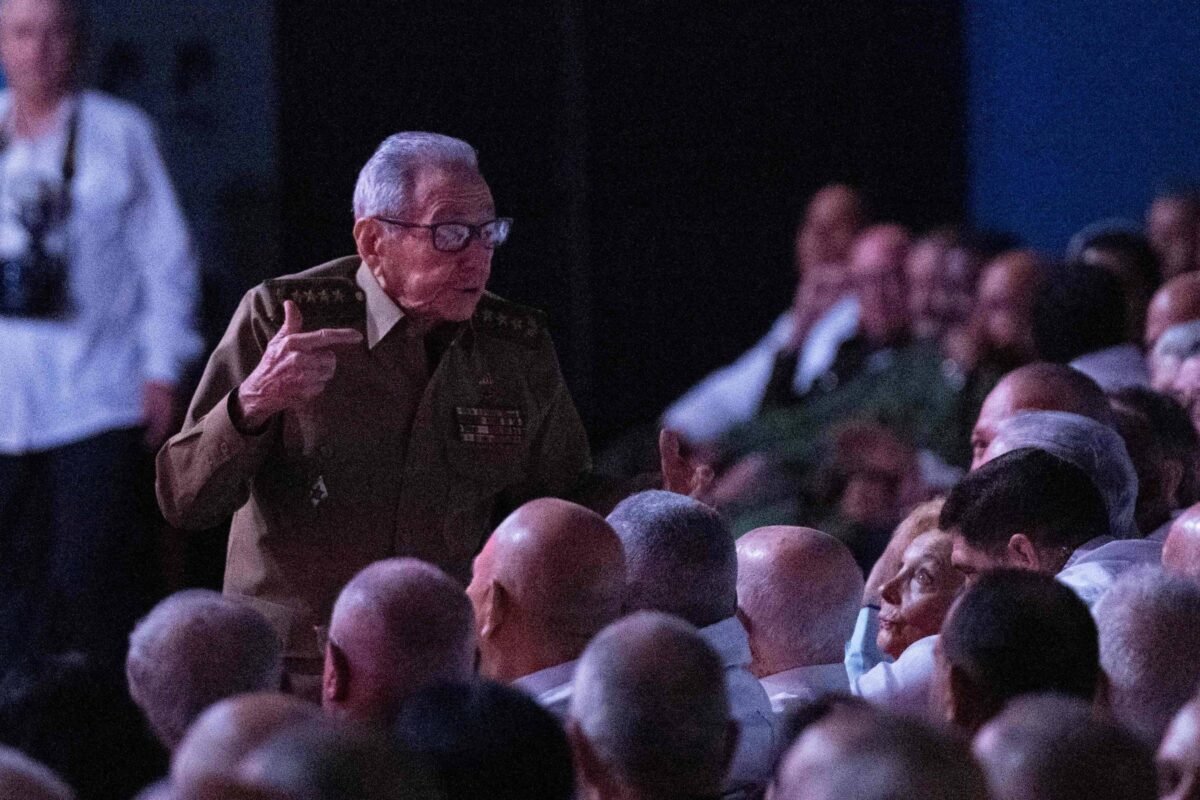 Cuba: Raúl Castro faz rara aparição em centenário de Fidel
