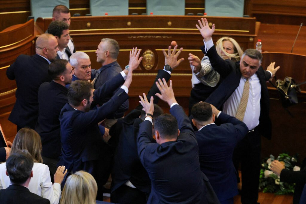Deputada de Kosovo atira ovos contra primeiro-ministro - 08/08/2026 -