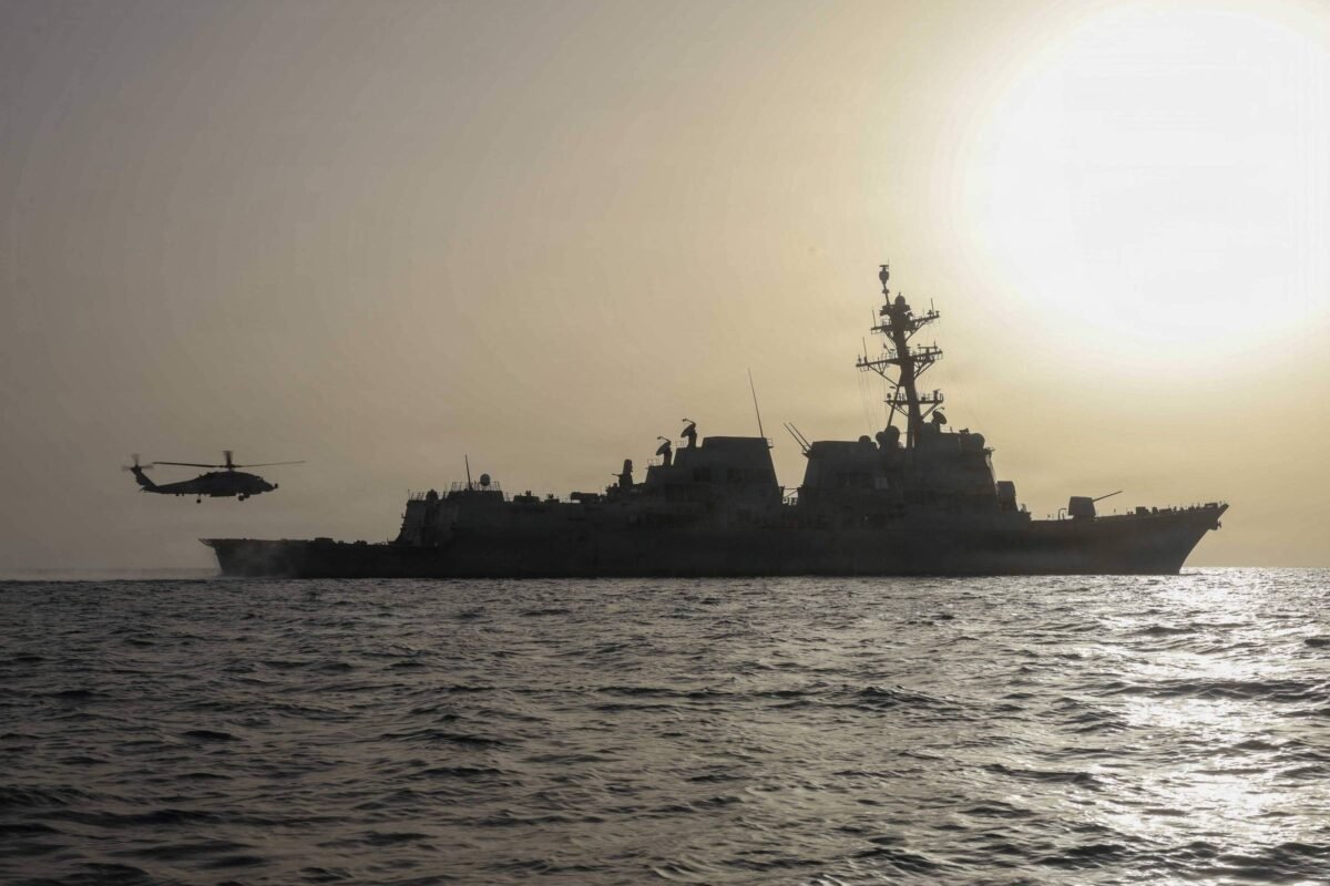 EUA atacam com mísseis navio perto do Irã; houthis matam
