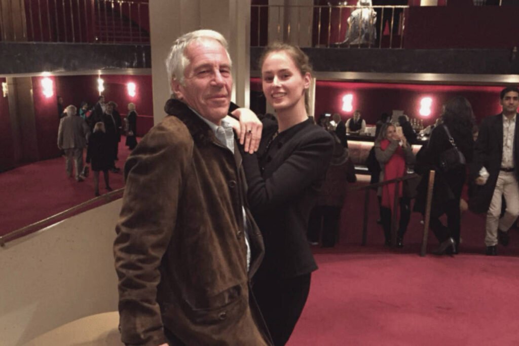 Epstein: namorada pode herdar US$ 100 milhões - 01/08/2026 -