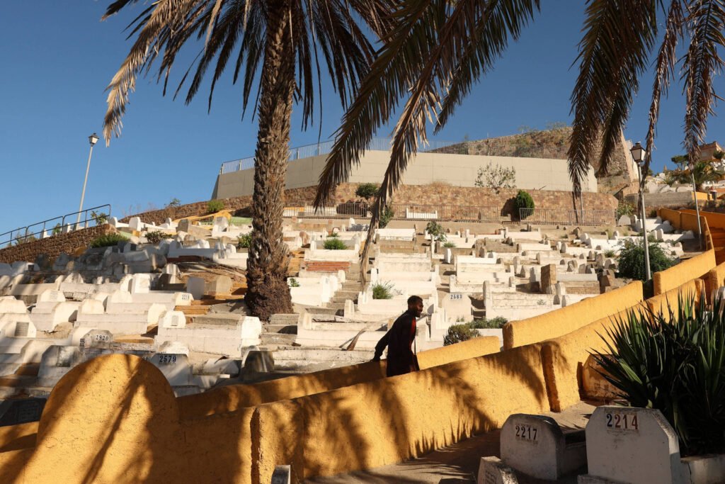 Migrantes em Ceuta dormem em cemitério, praias e parques -