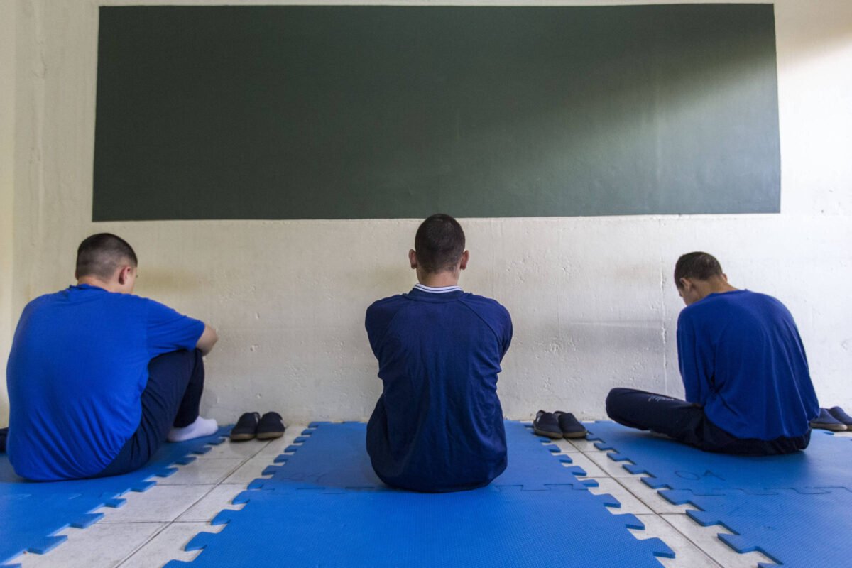 Suécia reduz maioridade penal para 14 anos - 15/08/2026 -