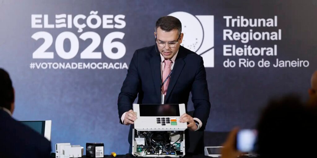 TRE-RJ abre urna para o público e defende segurança do