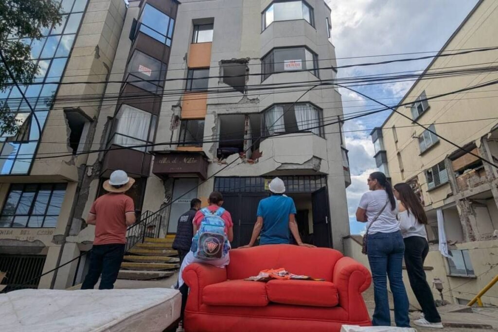 Terremoto Colômbia:Moradores juntam itens e marcam prédios - 11/08/2026 -