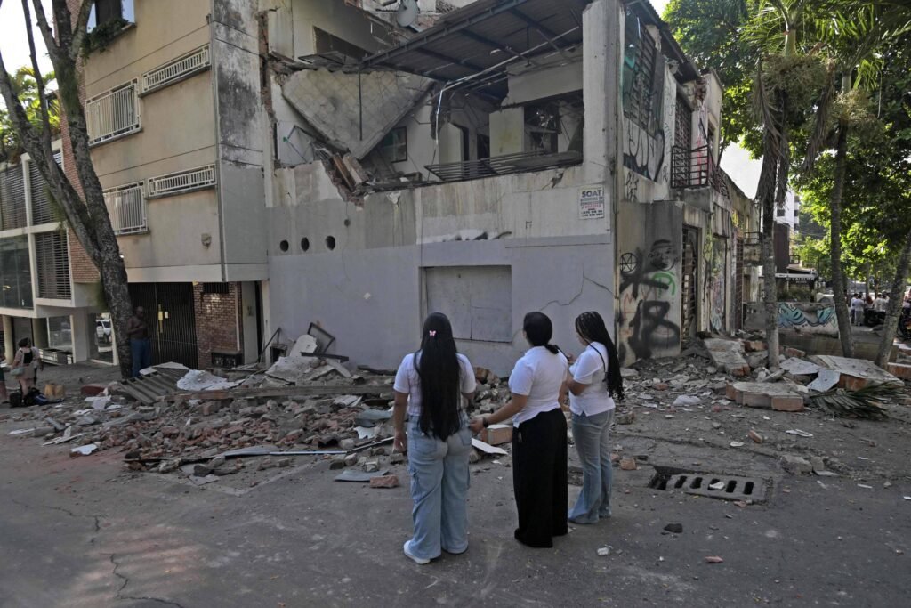 Terremoto na Colômbia derruba prédios e mata dezenas - 10/08/2026