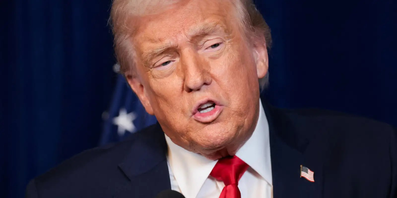 Trump assina decretos e restringe cidadania por nascimento