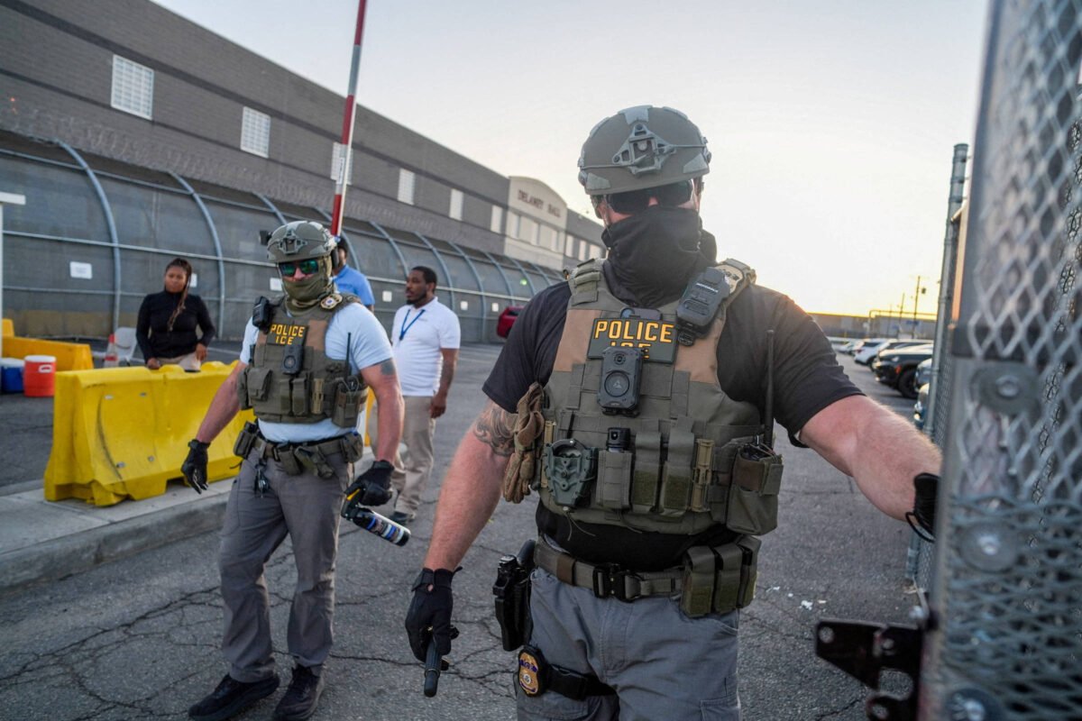 Trump planeja equipar agentes do ICE com luvas de choque
