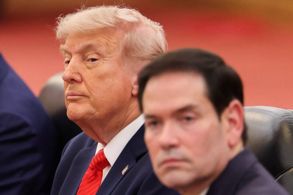 Trump rompe padrão histórico e politiza embaixadas dos EUA -