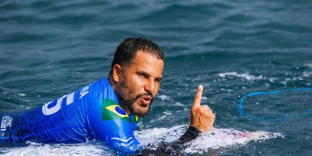 WSL: Ítalo Ferreira domina tubos em Teahupo’o e avança às